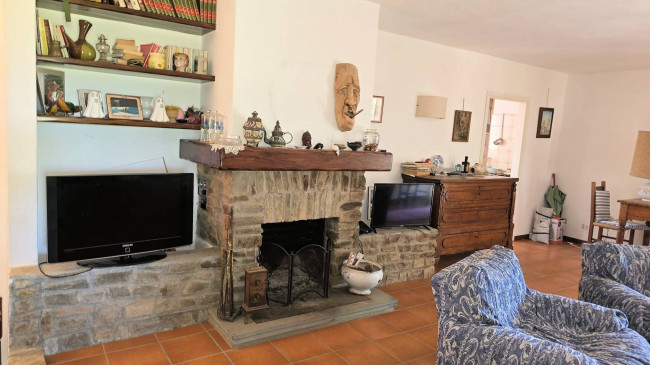 Villa unifamiliare con piscina e ampio terreno in vendita a Scansano