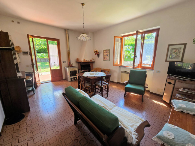 Appartamento al piano primo in bifamiliare con giardino in vendita a Marliana