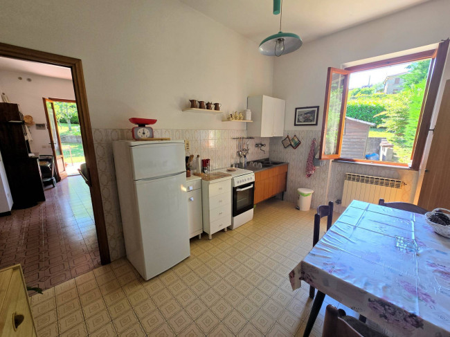 Appartamento al piano primo in bifamiliare con giardino in vendita a Marliana