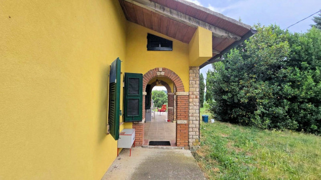Casa indipendente ristrutturata con terreno e vista panoramica in vendita a Roccastrada