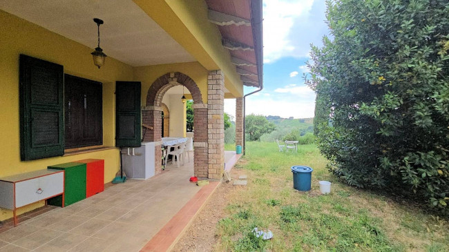 Casa indipendente ristrutturata con terreno e vista panoramica in vendita a Roccastrada