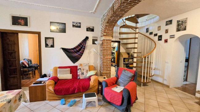 Casa indipendente ristrutturata con terreno e vista panoramica in vendita a Roccastrada