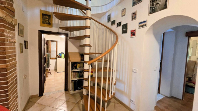Casa indipendente ristrutturata con terreno e vista panoramica in vendita a Roccastrada