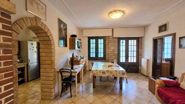 Casa indipendente ristrutturata con terreno e vista panoramica in vendita a Roccastrada