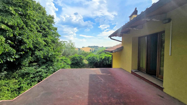 Casa indipendente ristrutturata con terreno e vista panoramica in vendita a Roccastrada
