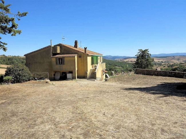 Podere da ristrutturare con ampio terreno in posizione panoramica in vendita a Magliano in Toscana