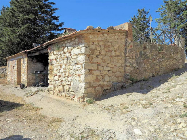 Podere da ristrutturare con ampio terreno in posizione panoramica in vendita a Magliano in Toscana