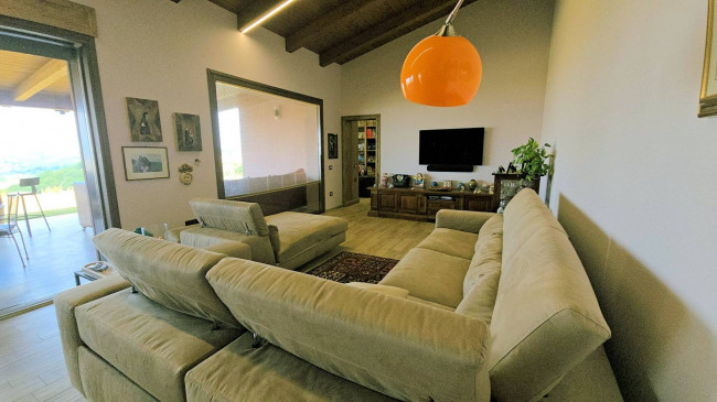 Villa di recente costruzione con ampio terreno e vista panoramica sulla campagna fino al mare in vendita a Magliano in Toscana