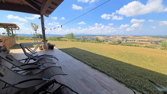 Villa di recente costruzione con ampio terreno e vista panoramica sulla campagna fino al mare in vendita a Magliano in Toscana