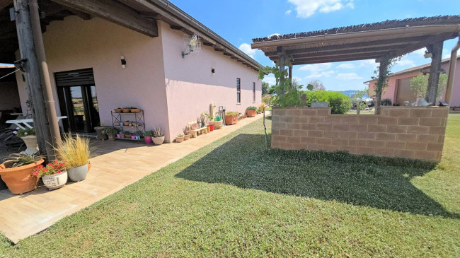 Villa di recente costruzione con ampio terreno e vista panoramica sulla campagna fino al mare in vendita a Magliano in Toscana