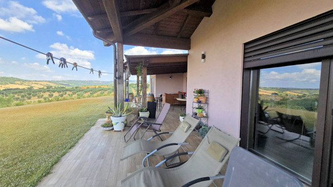 Villa di recente costruzione con ampio terreno e vista panoramica sulla campagna fino al mare in vendita a Magliano in Toscana