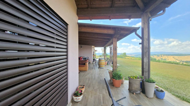 Villa di recente costruzione con ampio terreno e vista panoramica sulla campagna fino al mare in vendita a Magliano in Toscana