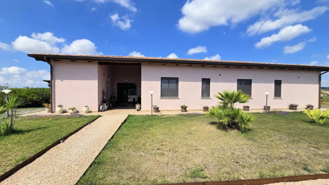 Villa di recente costruzione con ampio terreno e vista panoramica sulla campagna fino al mare in vendita a Magliano in Toscana