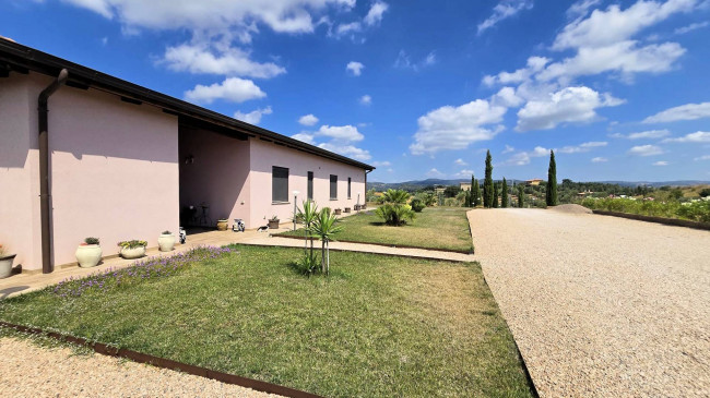 Villa di recente costruzione con ampio terreno e vista panoramica sulla campagna fino al mare in vendita a Magliano in Toscana