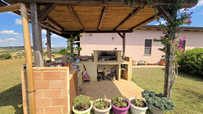 Villa di recente costruzione con ampio terreno e vista panoramica sulla campagna fino al mare in vendita a Magliano in Toscana