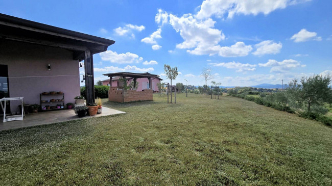Villa di recente costruzione con ampio terreno e vista panoramica sulla campagna fino al mare in vendita a Magliano in Toscana