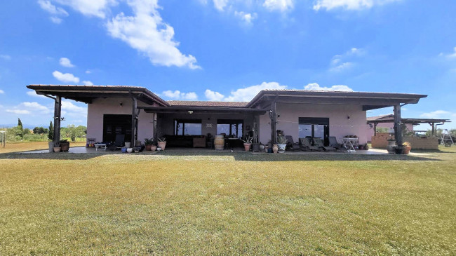 Villa di recente costruzione con ampio terreno e vista panoramica sulla campagna fino al mare in vendita a Magliano in Toscana