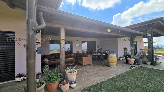 Villa di recente costruzione con ampio terreno e vista panoramica sulla campagna fino al mare in vendita a Magliano in Toscana