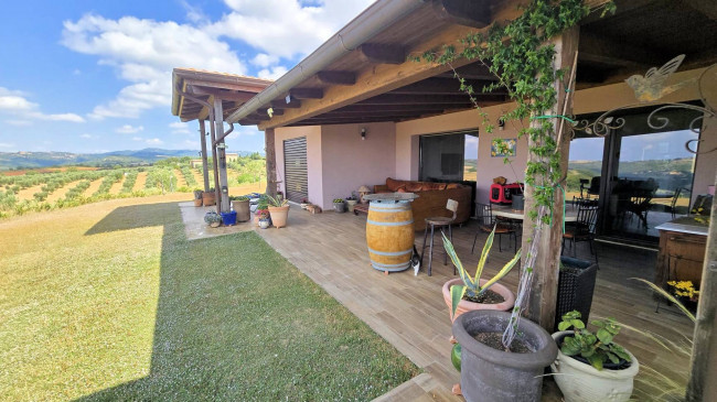 Villa di recente costruzione con ampio terreno e vista panoramica sulla campagna fino al mare in vendita a Magliano in Toscana