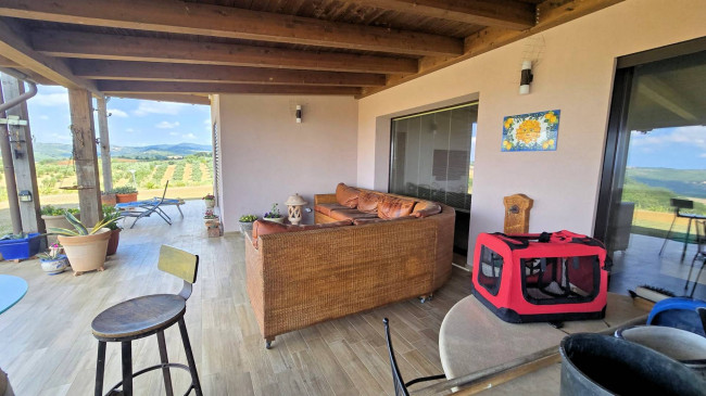 Villa di recente costruzione con ampio terreno e vista panoramica sulla campagna fino al mare in vendita a Magliano in Toscana