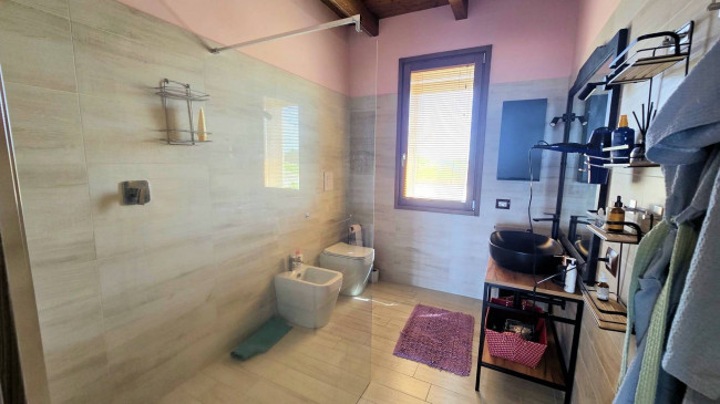 Villa di recente costruzione con ampio terreno e vista panoramica sulla campagna fino al mare in vendita a Magliano in Toscana