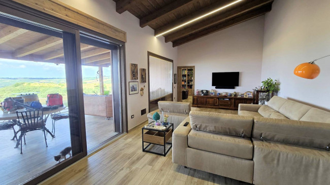 Villa di recente costruzione con ampio terreno e vista panoramica sulla campagna fino al mare in vendita a Magliano in Toscana