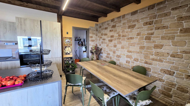 Villa di recente costruzione con ampio terreno e vista panoramica sulla campagna fino al mare in vendita a Magliano in Toscana