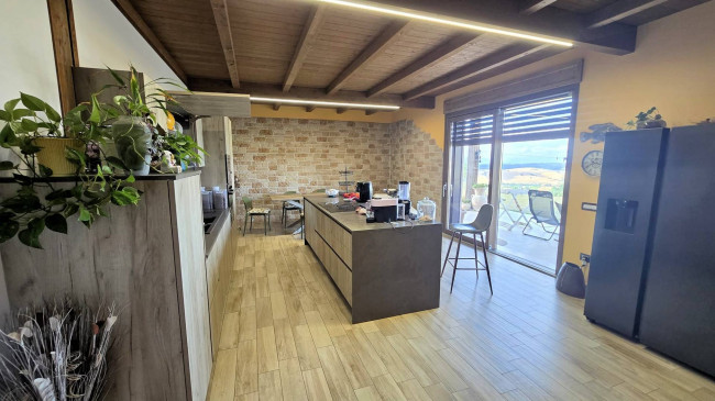 Villa di recente costruzione con ampio terreno e vista panoramica sulla campagna fino al mare in vendita a Magliano in Toscana