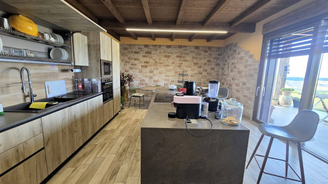 Villa di recente costruzione con ampio terreno e vista panoramica sulla campagna fino al mare in vendita a Magliano in Toscana