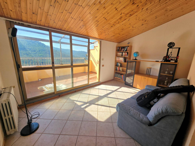 Terratetto completamente ristrutturato con terrazza panoramica in centro storico in vendita a Pescia
