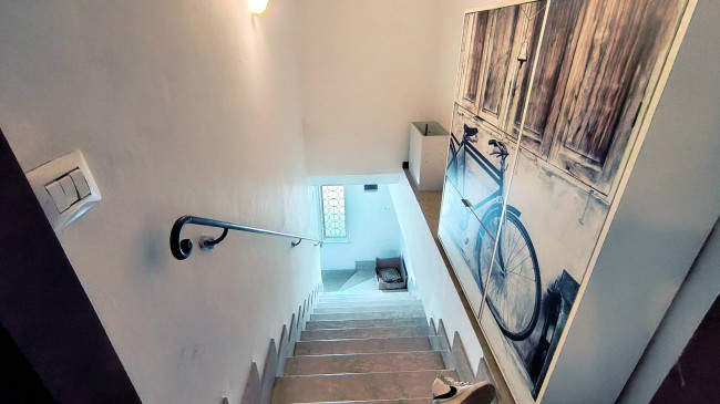 Complesso immobiliare composto da due appartamenti e un fondo commerciale tutti affittati in vendita a Massa