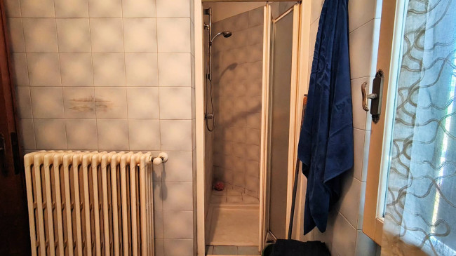 Complesso immobiliare composto da due appartamenti e un fondo commerciale tutti affittati in vendita a Massa