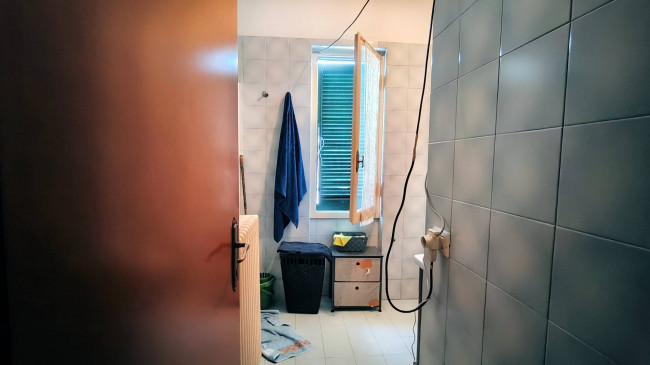 Complesso immobiliare composto da due appartamenti e un fondo commerciale tutti affittati in vendita a Massa