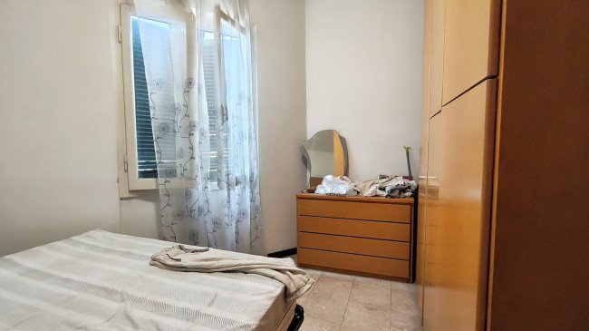 Complesso immobiliare composto da due appartamenti e un fondo commerciale tutti affittati in vendita a Massa