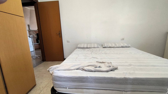Complesso immobiliare composto da due appartamenti e un fondo commerciale tutti affittati in vendita a Massa