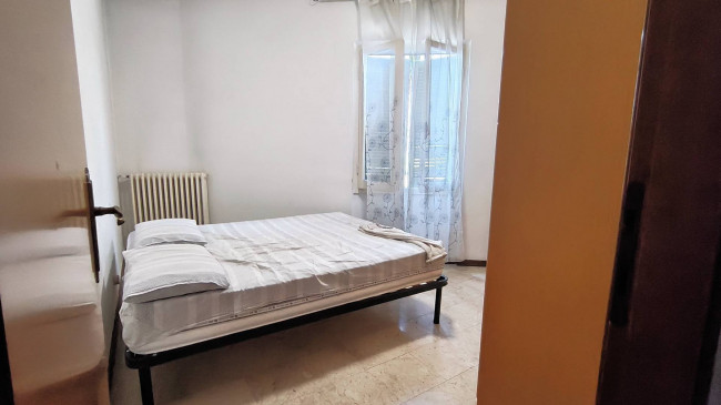 Complesso immobiliare composto da due appartamenti e un fondo commerciale tutti affittati in vendita a Massa