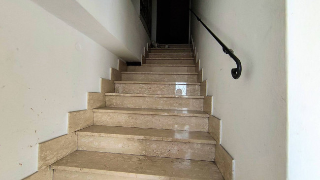 Complesso immobiliare composto da due appartamenti e un fondo commerciale tutti affittati in vendita a Massa
