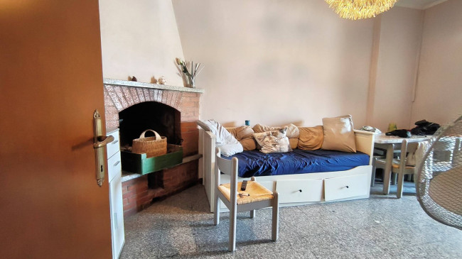 Complesso immobiliare composto da due appartamenti e un fondo commerciale tutti affittati in vendita a Massa