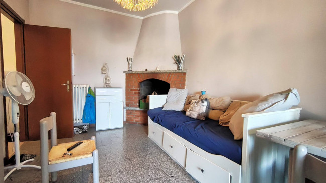 Complesso immobiliare composto da due appartamenti e un fondo commerciale tutti affittati in vendita a Massa