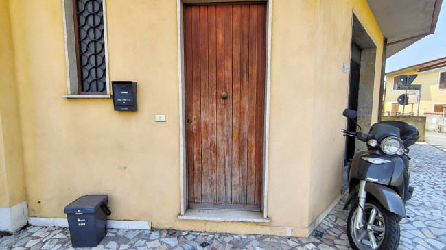 Complesso immobiliare composto da due appartamenti e un fondo commerciale tutti affittati in vendita a Massa