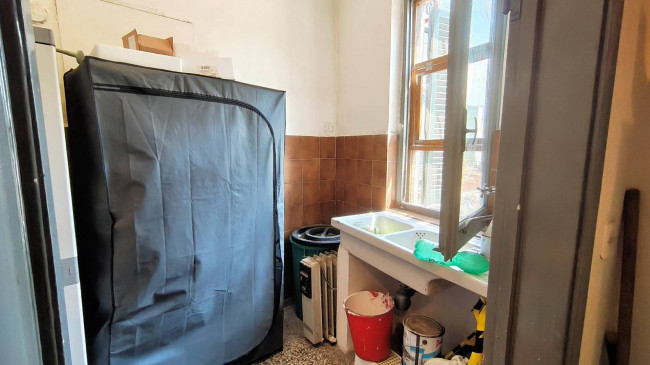 Complesso immobiliare composto da due appartamenti e un fondo commerciale tutti affittati in vendita a Massa