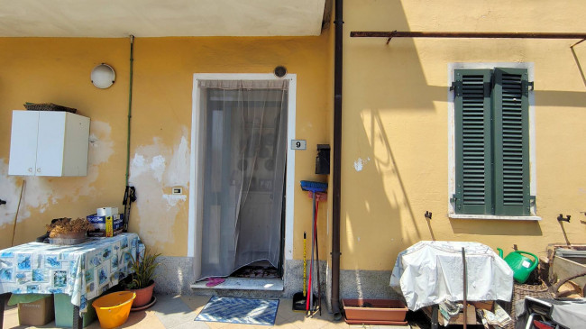 Complesso immobiliare composto da due appartamenti e un fondo commerciale tutti affittati in vendita a Massa