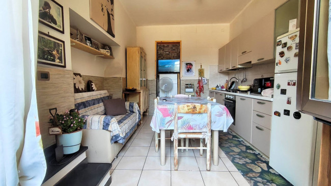 Complesso immobiliare composto da due appartamenti e un fondo commerciale tutti affittati in vendita a Massa