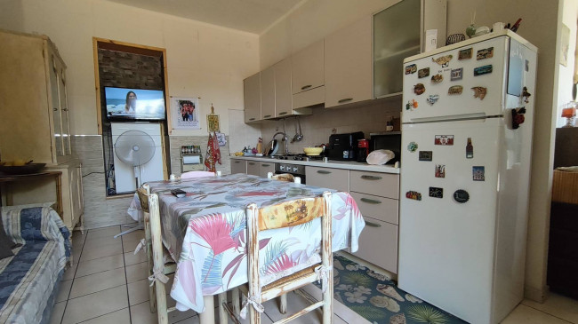Complesso immobiliare composto da due appartamenti e un fondo commerciale tutti affittati in vendita a Massa