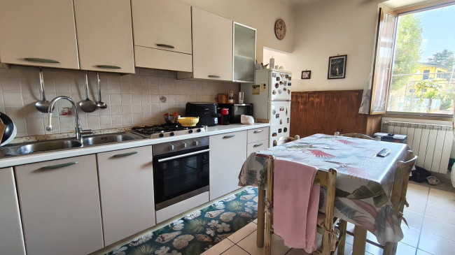 Complesso immobiliare composto da due appartamenti e un fondo commerciale tutti affittati in vendita a Massa