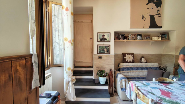 Complesso immobiliare composto da due appartamenti e un fondo commerciale tutti affittati in vendita a Massa