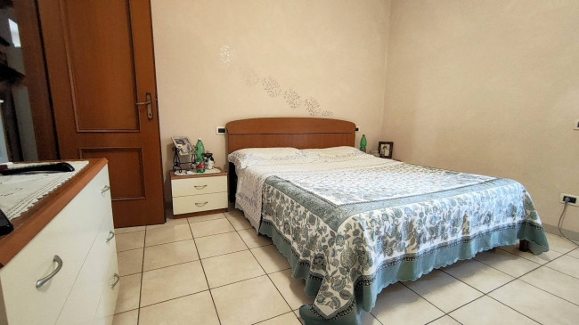 Complesso immobiliare composto da due appartamenti e un fondo commerciale tutti affittati in vendita a Massa