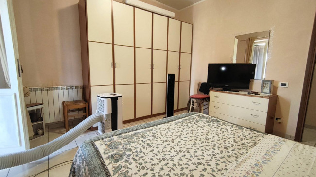 Complesso immobiliare composto da due appartamenti e un fondo commerciale tutti affittati in vendita a Massa