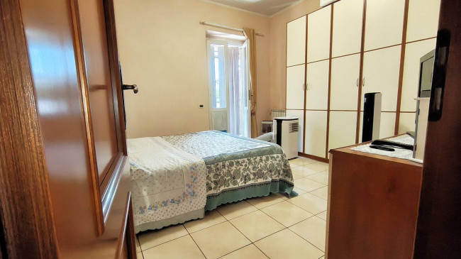 Complesso immobiliare composto da due appartamenti e un fondo commerciale tutti affittati in vendita a Massa