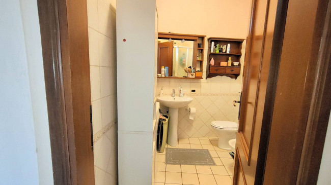 Complesso immobiliare composto da due appartamenti e un fondo commerciale tutti affittati in vendita a Massa